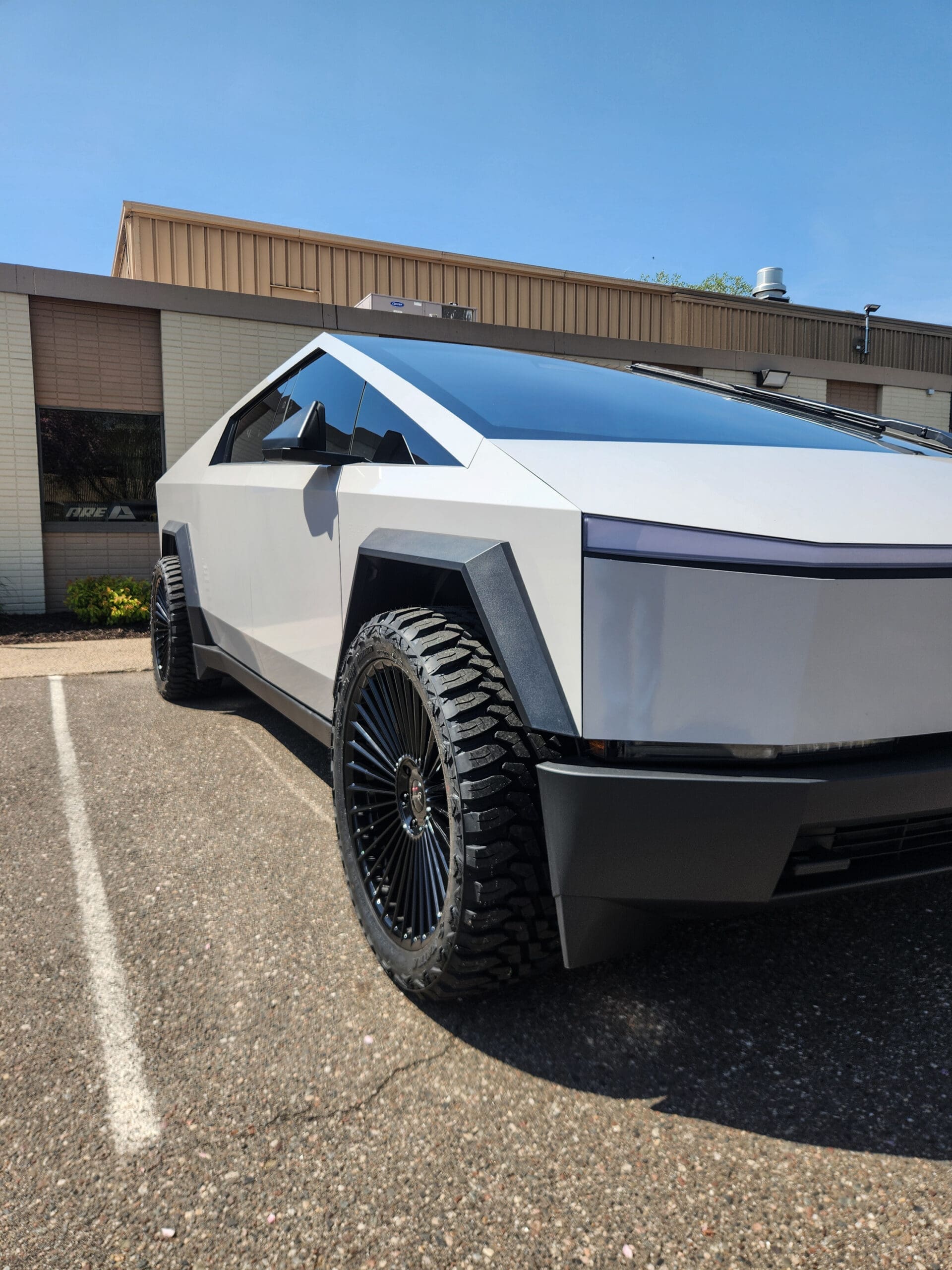 Cybertruck - White - 24 Giovanna Cabos 3