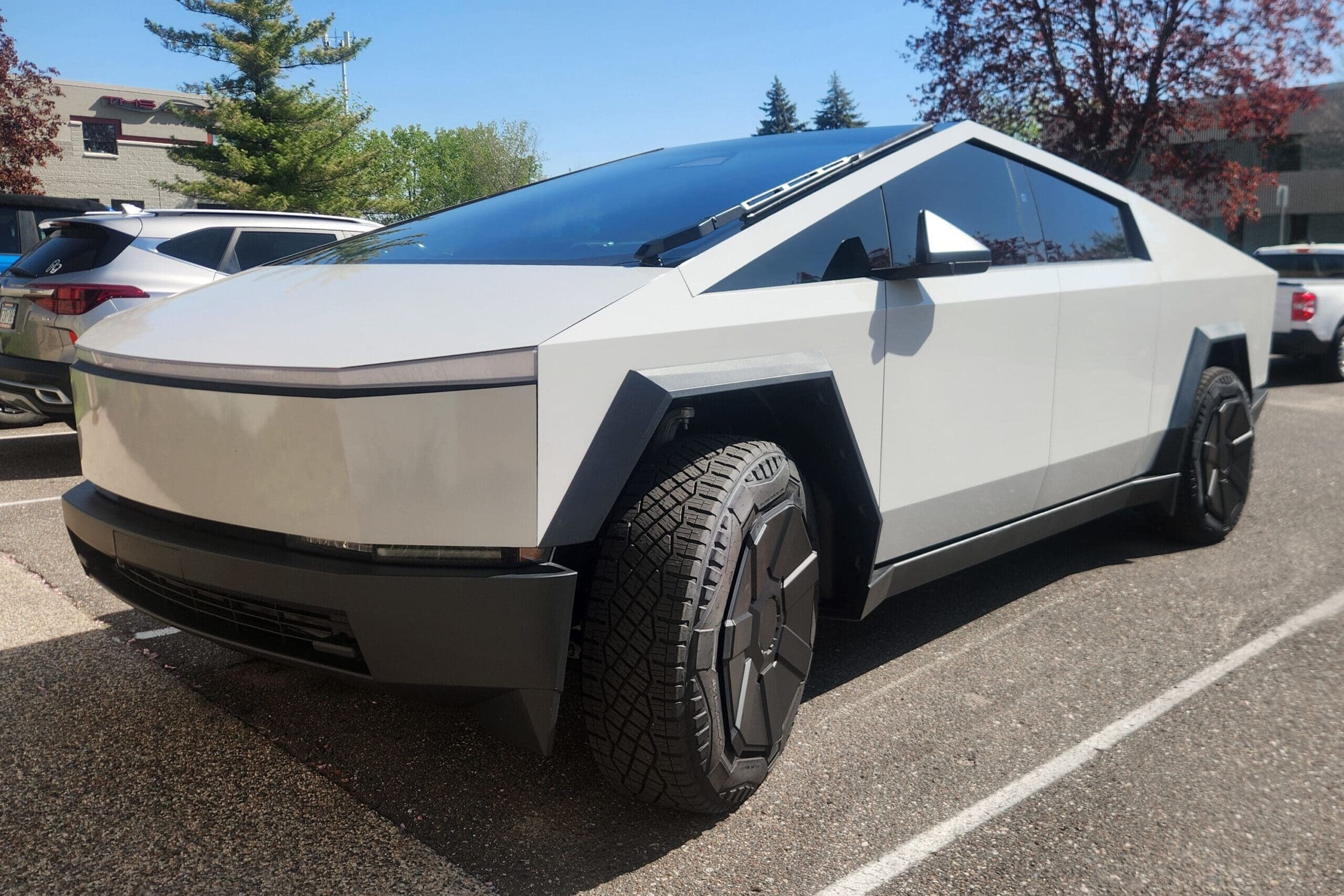 Cybertruck - White - 24 Giovanna Cabos